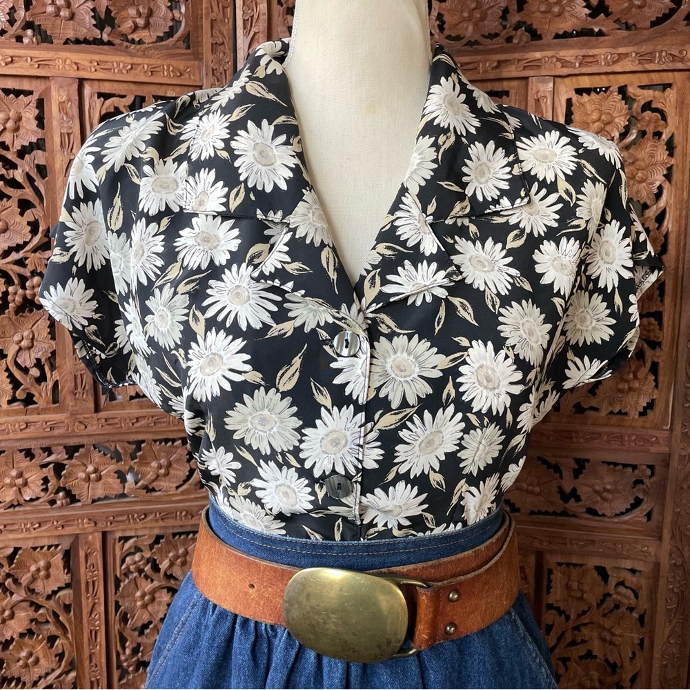 Vintage Black Floral Daisy Button-Front cap sleeve Women's Top